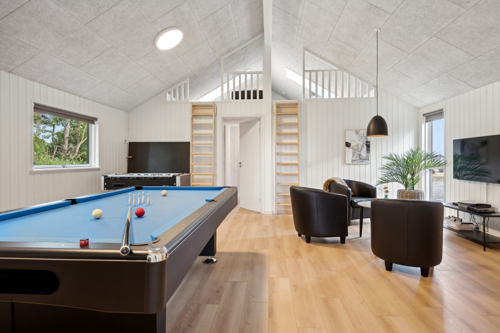 Ud over de mange timer, man kan bruge i husets pool-afdeling, så byder luksushus 818 også på billard/bordtennis og dart