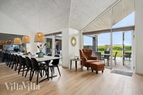 Det store lyse opholdrum i luksushus nr. 818 til 16.