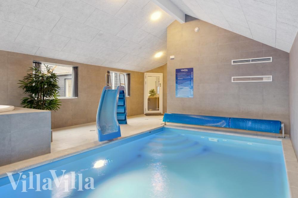 Sommerhus 818 er indrettet med en lækker poolafdeling med vandrutsjebane, dejlig stor indbygget spabad og sauna