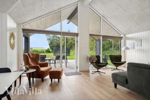 Sofaen i luksushus 818 i Østjylland indbyder til brætspil eller at se en film sammen.