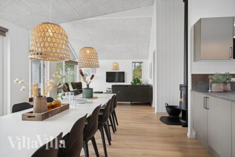 I kan sagtens side 16 personer sammen i sommerhusets opholdsrum, når I besøger luksushus 818 i Østjylland.