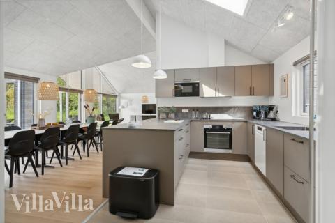 Køkkenet i luksushus nr. 818 er udstyrret, så I let kan lave mad til 16 personer.