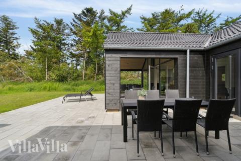 Nyd en grillaften på terrassen i luksushus nr. 818 i Østjylland