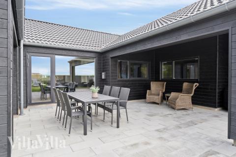 Luksushus nr. 818 har en dejlig terrasse med gode havemøbler til 16 personer.