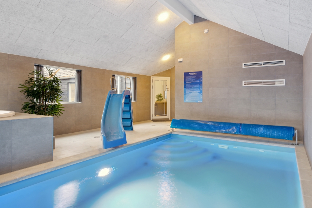 Sommerhus 822 er indrettet med en lækker poolafdeling med vandrutsjebane, dejlig stor indbygget spabad og sauna
