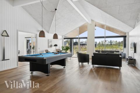 Aktivitetsrum i luksushus nr. 822 med 12 soveværelser og plads til 30 personer.