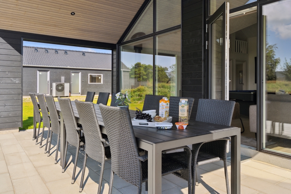 Luksushus nr. 822 har en dejlig terrasse med gode havemøbler til 30 personer.