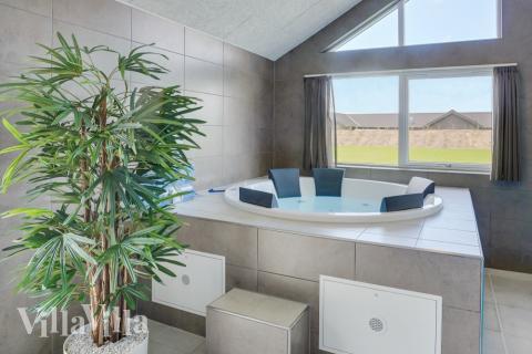 Nyd varmen i spaen i luksushus nr. 824 i Østjylland