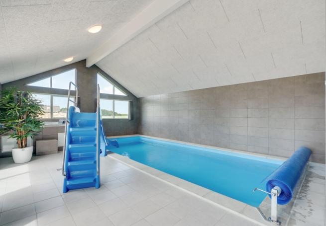 Sommerhus 824 er indrettet med en lækker poolafdeling med vandrutsjebane, dejlig stor indbygget spabad og sauna