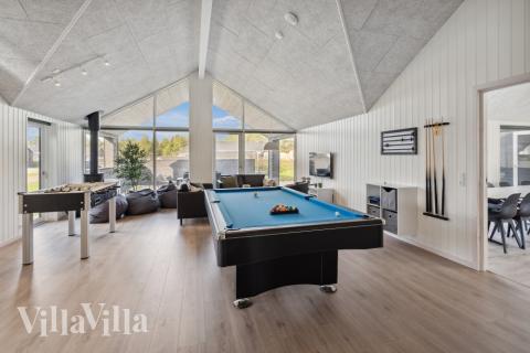 Luksushus 824 til 20 personer byder på et stort aktivitetsrum med bl.a. billard og dart