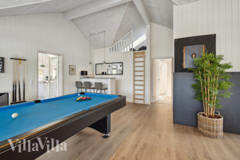 Aktivitetsrum i luksushus nr. 824 med 8 soveværelser og plads til 20 personer.