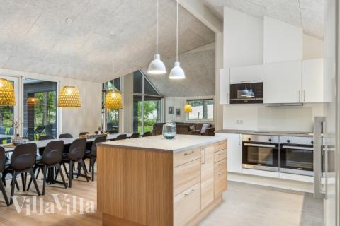 Køkkenet i luksushus nr. 826 er udstyrret, så I let kan lave mad til 18 personer.