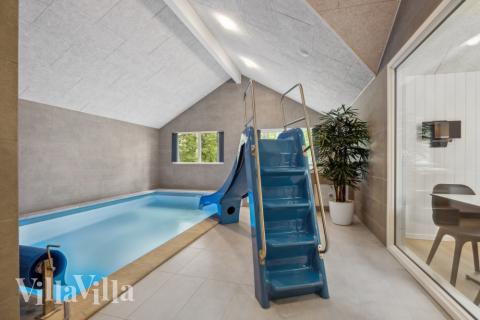 Sommerhus 826 er indrettet med en lækker poolafdeling med vandrutsjebane, dejlig stor indbygget spabad og sauna