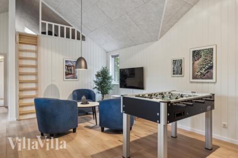 Luksushus 826 til 18 personer byder på et stort aktivitetsrum med bl.a. billard og dart