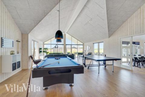 Dyst i sommerhusets aktivitetsrum, når I besøger luksushus nr. 830 i Østjylland.