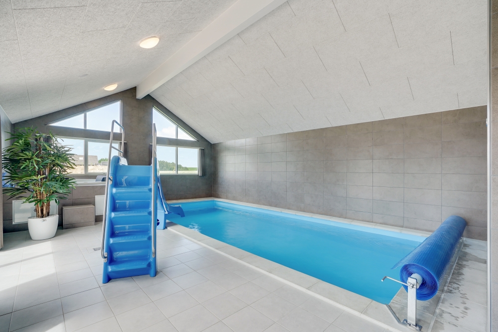 Sommerhus 830 er indrettet med en lækker poolafdeling med vandrutsjebane, dejlig stor indbygget spabad og sauna