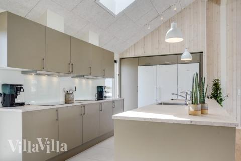 Køkkenet i luksushus nr. 830 er udstyrret, så I let kan lave mad til 26 personer.