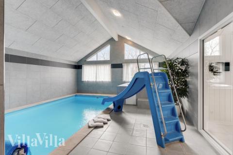 Sommerhus 832 er indrettet med en lækker poolafdeling med vandrutsjebane, dejlig stor indbygget spabad og sauna