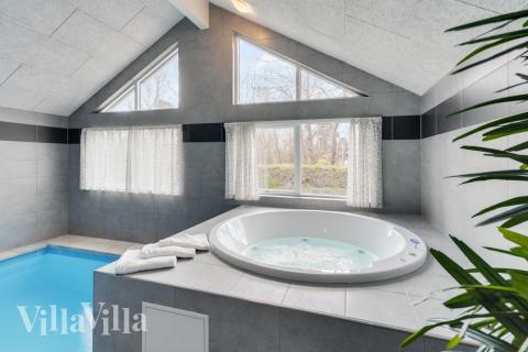 Nyd varmen i spaen i luksushus nr. 832 i Østjylland