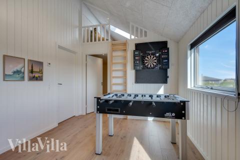 Dyst i sommerhusets aktivitetsrum, når I besøger luksushus nr. 832 i Østjylland.