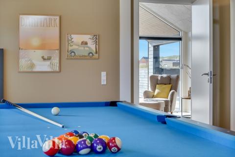 Luksushus 832 til 18 personer byder på et stort aktivitetsrum med bl.a. billard og dart