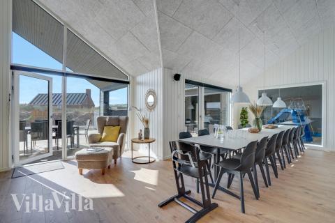 Det store lyse opholdrum i luksushus nr. 832 til 18.