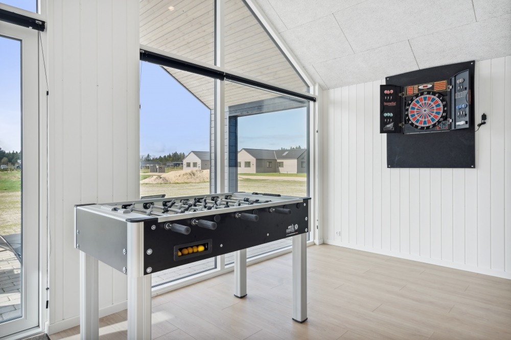 Dyst i sommerhusets aktivitetsrum, når I besøger luksushus nr. 817 i Østjylland.