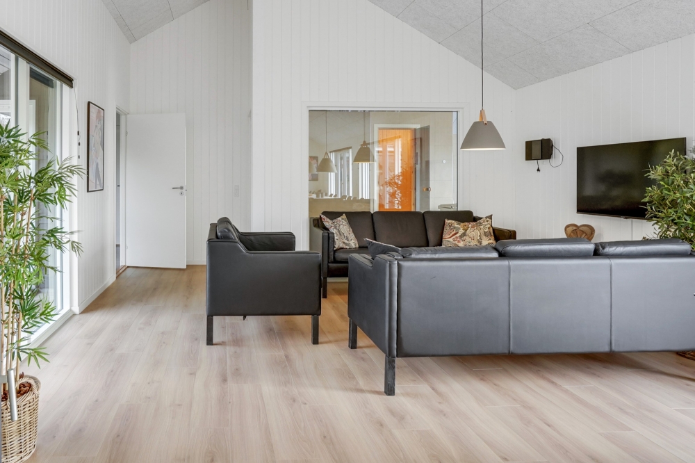 Der er mulighed for hygge i sommerhusets sofaarrangement, når I besøger luksushus nr. 815