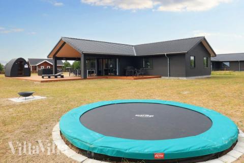 Flot sommerhus nr. 649 med god plads til op til 14 personer