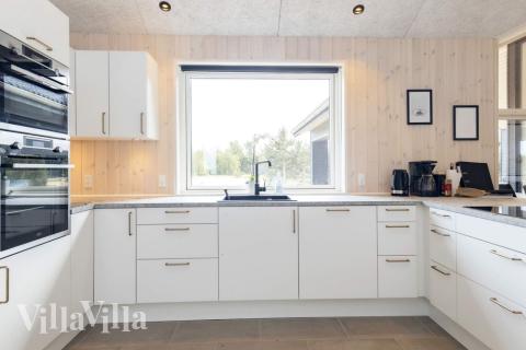 Køkkenet i luksushus nr. 649 er udstyrret, så I let kan lave mad til 14 personer.