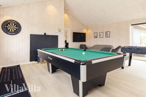 Luksushus 649 til 14 personer byder på et stort aktivitetsrum med bl.a. billard og dart