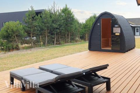 På terrassen i sommerhus nr. 649 er der plads til 14 personer.