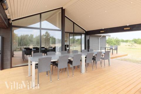 Luksushus nr. 649 har en dejlig terrasse med gode havemøbler til 14 personer.