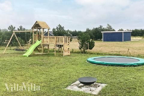 I det attraktive aktivitesrum i luksushus nr. 649 i Lolland/Falster/Møn  er der masser af udendørs aktiviteter, f.eks. legetårn og gynge