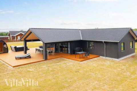 Dette skønne poolhus nr. 649 med plads til 14 personer ligger i Lolland/Falster/Møn