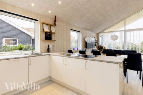 Køkkenet i luksushus nr. 650 er udstyrret, så I let kan lave mad til 10 personer.