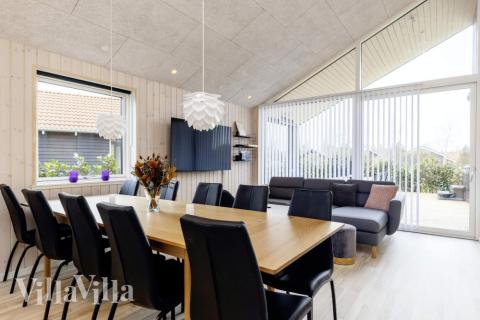 Det store lyse opholdrum i luksushus nr. 650 til 10.