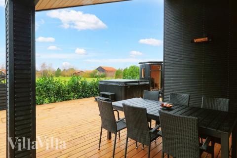 Luksushus nr. 650 har en dejlig terrasse med gode havemøbler til 10 personer.