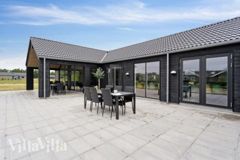 Nyd en grillaften på terrassen i luksushus nr. 653 i Vestjylland