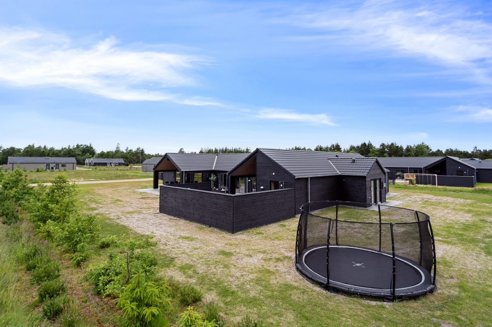 Dette skønne poolhus nr. 653 med plads til 22 personer ligger i Vestjylland