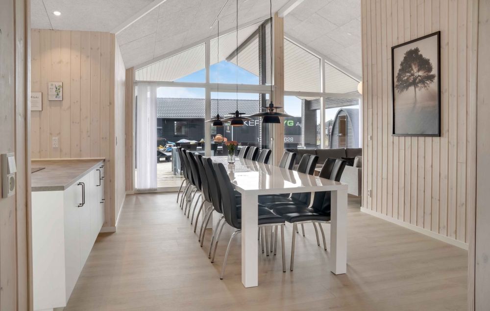 Det store lyse opholdrum i luksushus nr. 661 til 14.