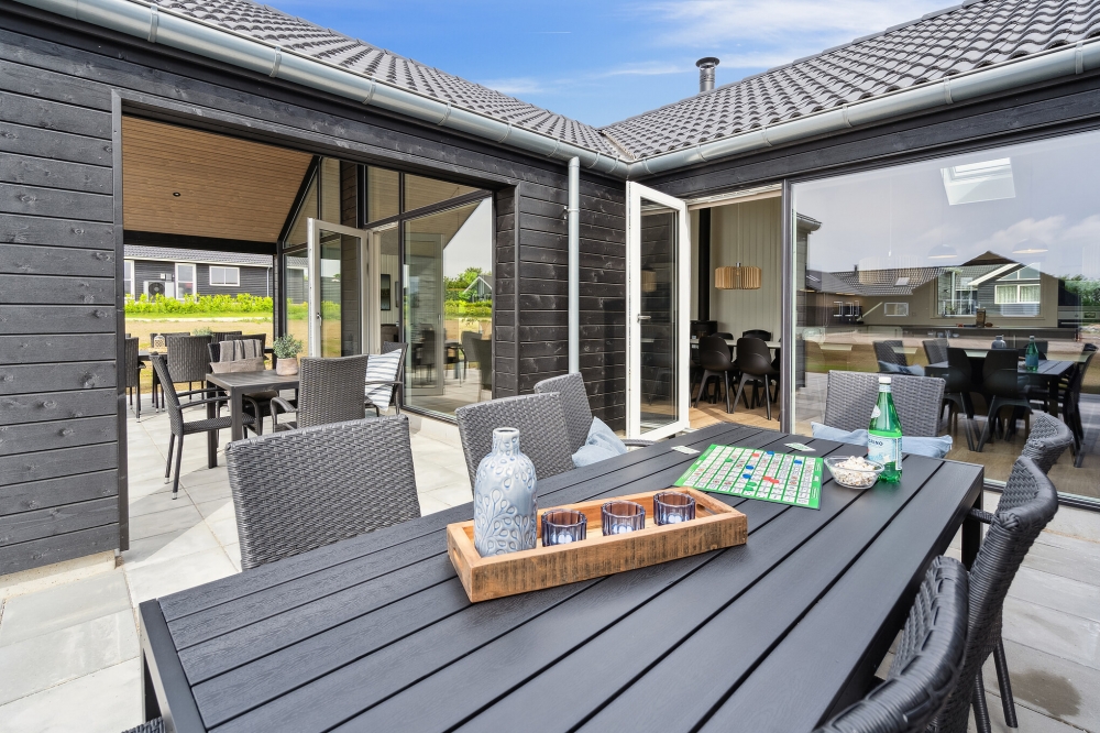 Nyd en grillaften på terrassen i luksushus nr. 663 i Sydjylland