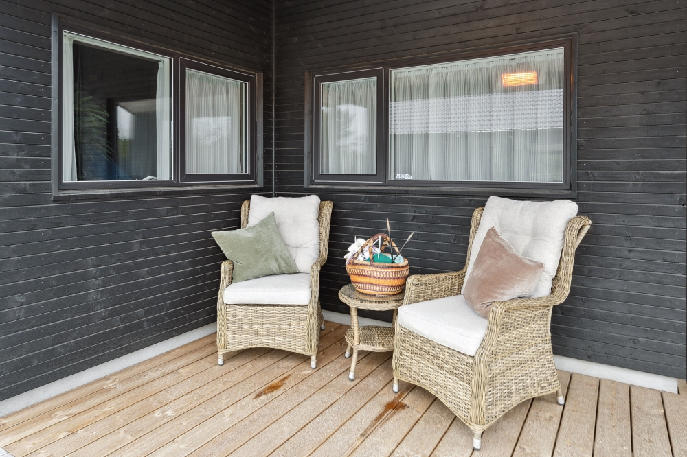 På terrassen i sommerhus nr. 663 er der plads til 18 personer.