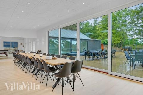 Det store lyse opholdrum i luksushus nr. 674 til 26.