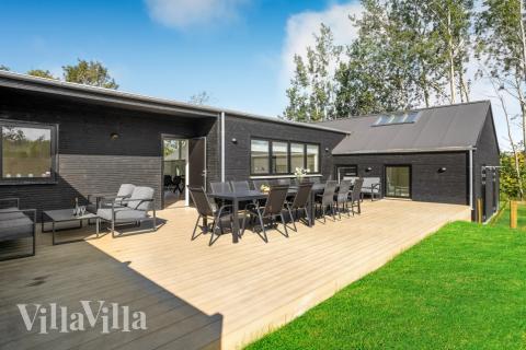 På terrassen i sommerhus nr. 674 er der plads til 26 personer.