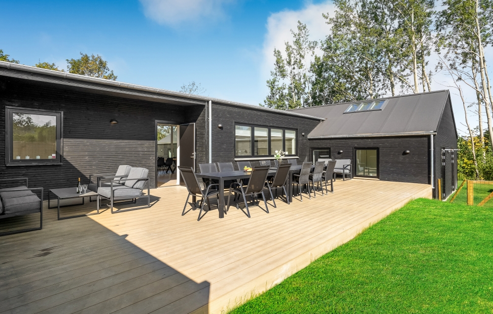 På terrassen i sommerhus nr. 674 er der plads til 26 personer.
