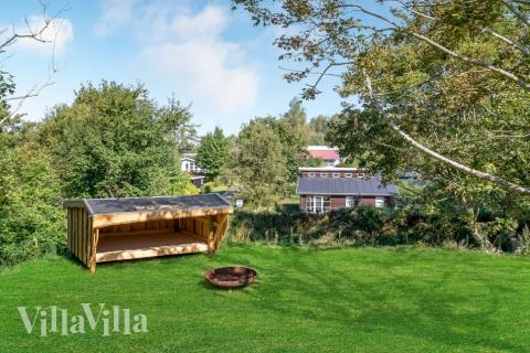 I det attraktive aktivitesrum i luksushus nr. 674 i Nordsjælland  er der masser af udendørs aktiviteter, f.eks. legetårn og gynge