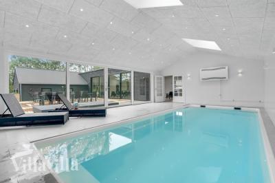 Sommerhus 674 er indrettet med en lækker poolafdeling med vandrutsjebane, dejlig stor indbygget spabad og sauna