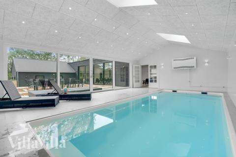 Sommerhus 674 er indrettet med en lækker poolafdeling med vandrutsjebane, dejlig stor indbygget spabad og sauna