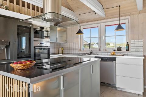 Køkkenet i luksushus nr. 675 er udstyrret, så I let kan lave mad til 15 personer.